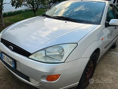 Usata Ford Focus 100 CV (73 kW) 2001 Grigio Berlina