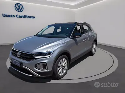 Usata VW T-Roc Life 110 CV (80 kW) 2023 Pyrit silver met/tetto nero me SUV