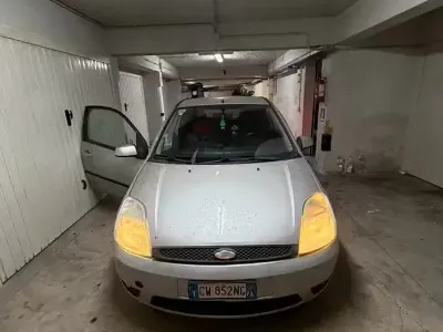 Usata Ford Fiesta 69 CV (50 kW) 2005 Grigio Utilitaria