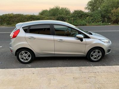Usata Ford Fiesta 75 CV (55 kW) 2013 Grigio Berlina