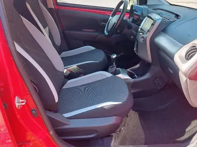 Begagnad Toyota Aygo 69 HK (50 kW) 2016 Röd Halvkombi