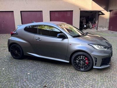 Usata Toyota Yaris 280 CV (205 kW) 2024 Grigio Berlina