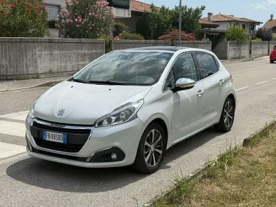 Usata Peugeot 208 Allure 110 CV (80 kW) 2015 Bianco Utilitaria