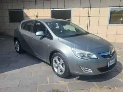 Usata Opel Astra 100 CV (73 kW) 2011 Grigio Berlina