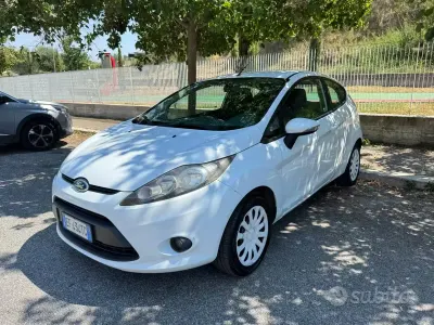Usata Ford Fiesta 82 CV (60 kW) 2010 Bianco Berlina