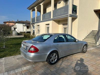 Usata Mercedes E220 Avantgarde 170 CV (125 kW) 2007 Grigio Berlina