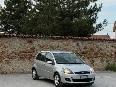 Usata Ford Fiesta 58 CV (42 kW) 2008 Grigio Utilitaria