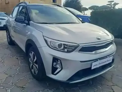 Usata Kia Stonic Style 82 CV (60 kW) 2021 Argento SUV