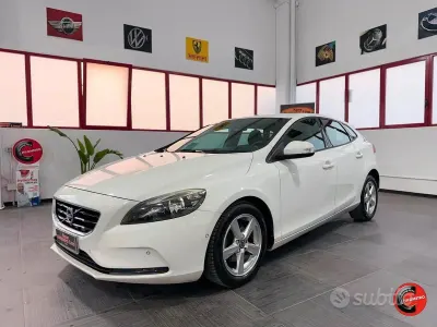 Usata Volvo V40 Summum 115 CV (84 kW) 2015 Bianco Berlina