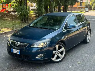 Usata Opel Astra Cosmo 125 CV (91 kW) 2011 Bluazzurro Berlina