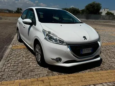Usata Peugeot 208 Active 91 CV (66 kW) 2014 Bianco Utilitaria