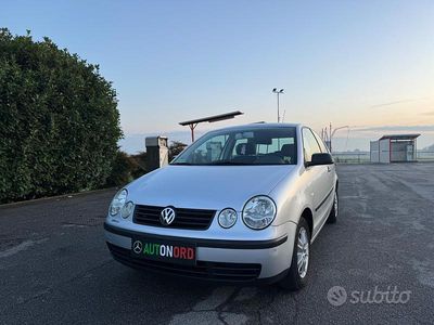 Usado VW Polo Trendline 75 CV (55 kW) 2005 Gris Berlina