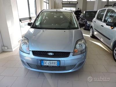 Begagnad Ford Fiesta 68 HK (50 kW) 2006 Blå Halvkombi