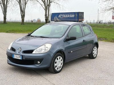 Usata Renault Clio II 68 CV (50 kW) 2005 Grigio Berlina