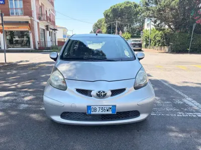 Usata Toyota Aygo 68 CV (50 kW) 2006 Argento Utilitaria