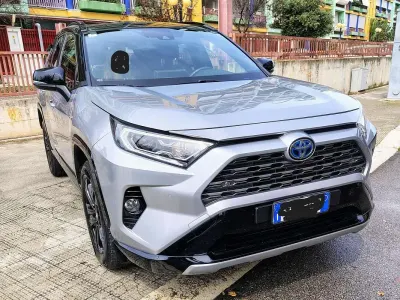 Usata Toyota RAV4 Hybrid Style 178 CV (130 kW) 2019 Argento SUV