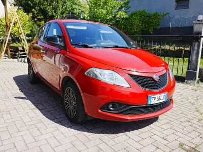 Usata Lancia Ypsilon Gold 69 CV (50 kW) 2018 Rosso Utilitaria