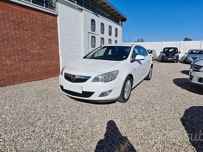 Usata Opel Astra Cosmo 110 CV (80 kW) 2011 Bianco Berlina