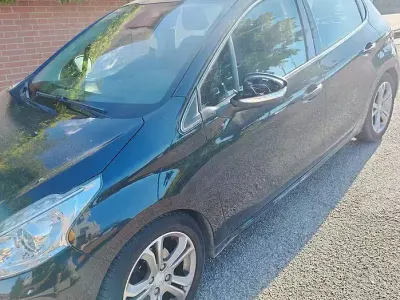 Usata Peugeot 208 92 CV (67 kW) 2012 Nero Utilitaria