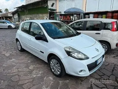 Usata Renault Clio II 64 CV (47 kW) 2010 Bianco Berlina