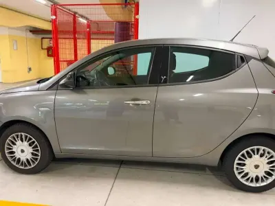 Usata Lancia Ypsilon Gold 69 CV (50 kW) 2017 Argento Utilitaria