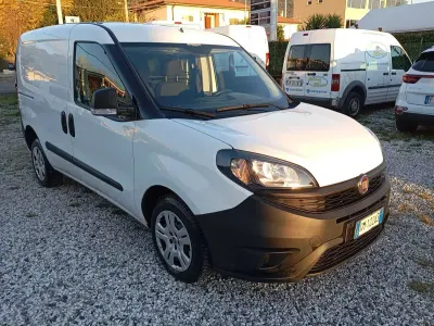 Usata Fiat Doblò 90 CV (66 kW) 2022 Bianco Monovolume