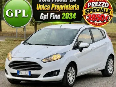 Usata Ford Fiesta 80 CV (58 kW) 2014 Bianco Utilitaria