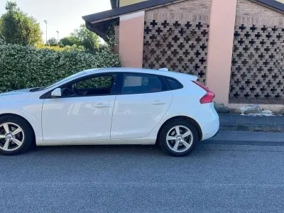 Usata Volvo V40 Kinetic 120 CV (88 kW) 2017 Bianco Berlina
