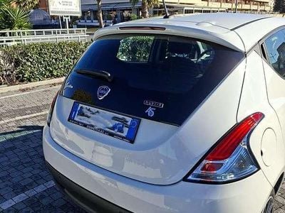 Usata Lancia Ypsilon Gold 69 CV (50 kW) 2023 Bianco Utilitaria