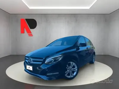 Usata Mercedes B180 Premium 109 CV (80 kW) 2018 Blu Utilitaria
