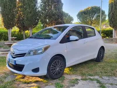 Usata Toyota Yaris 69 CV (50 kW) 2013 Bianco Utilitaria