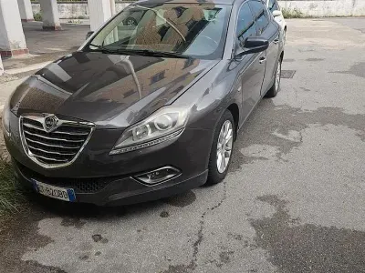 Usata Lancia Delta 120 CV (88 kW) 2013 Grigio Utilitaria