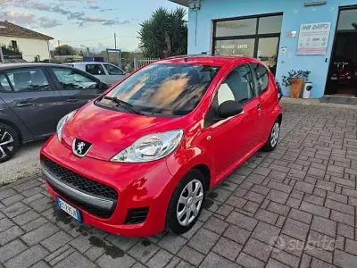 Usata Peugeot 107 Access 68 CV (50 kW) 2010 Rosso Utilitaria