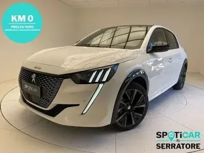 Usata Peugeot e-208 GT 100 kW (136 CV) 2023 Bianco Utilitaria