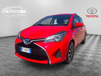 Usata Toyota Yaris Hybrid Cool 75 CV (55 kW) 2016 Rosso Berlina