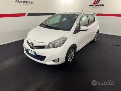 Usata Toyota Yaris Lounge 69 CV (50 kW) 2014 Bianco Utilitaria