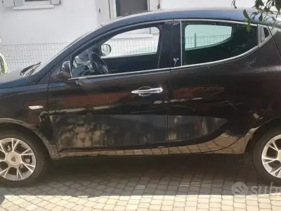 Usata Lancia Ypsilon 69 CV (50 kW) 2016 Nero Utilitaria