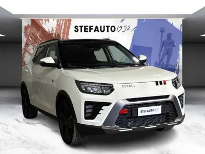 Nuova KGM Tivoli 163 CV (119 kW) 2026 Grand white con tetto e spoile SUV