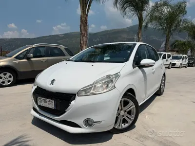 Usata Peugeot 208 68 CV (50 kW) 2012 Bianco Utilitaria