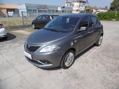 Usata Lancia Ypsilon Gold 69 CV (50 kW) 2016 Grigio scuro Utilitaria