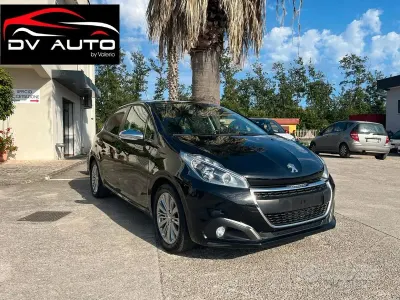 Usata Peugeot 208 Signature Sky 82 CV (60 kW) 2019 Nero Utilitaria