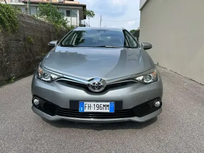 Usata Toyota Auris Lounge 111 CV (81 kW) 2017 Grigio Berlina