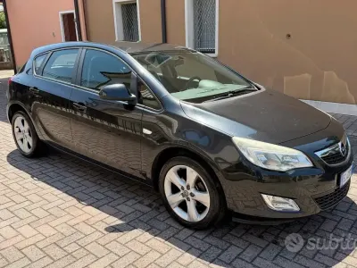 Usata Opel Astra 140 CV (102 kW) 2012 Nero Berlina