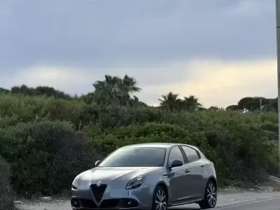 Usata Alfa Romeo Giulietta Super 150 CV (110 kW) 2018 Grigio Utilitaria