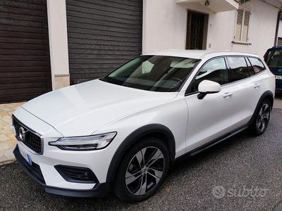Begagnad Volvo V60 CC 190 HK (139 kW) 2020 Vit Kombi