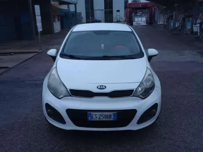 Usata Kia Rio Active 75 CV (55 kW) 2013 Bianco Berlina