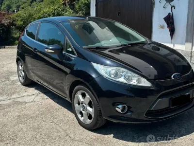 Usata Ford Fiesta Titanium 82 CV (60 kW) 2010 Nero Utilitaria