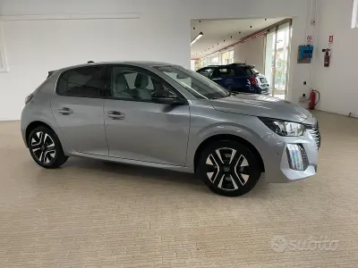 Usata Peugeot 208 Allure 101 CV (74 kW) 2025 Grigio Utilitaria