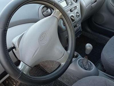 Usata Toyota Yaris 75 CV (55 kW) 2001 Grigio Berlina
