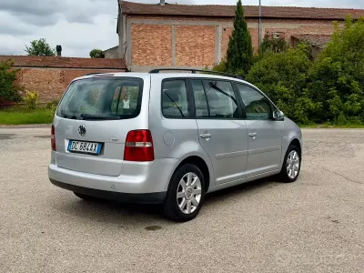 Käytetty VW Touran 105 HP (77 kW) 2006 Harmaa Tila-auto